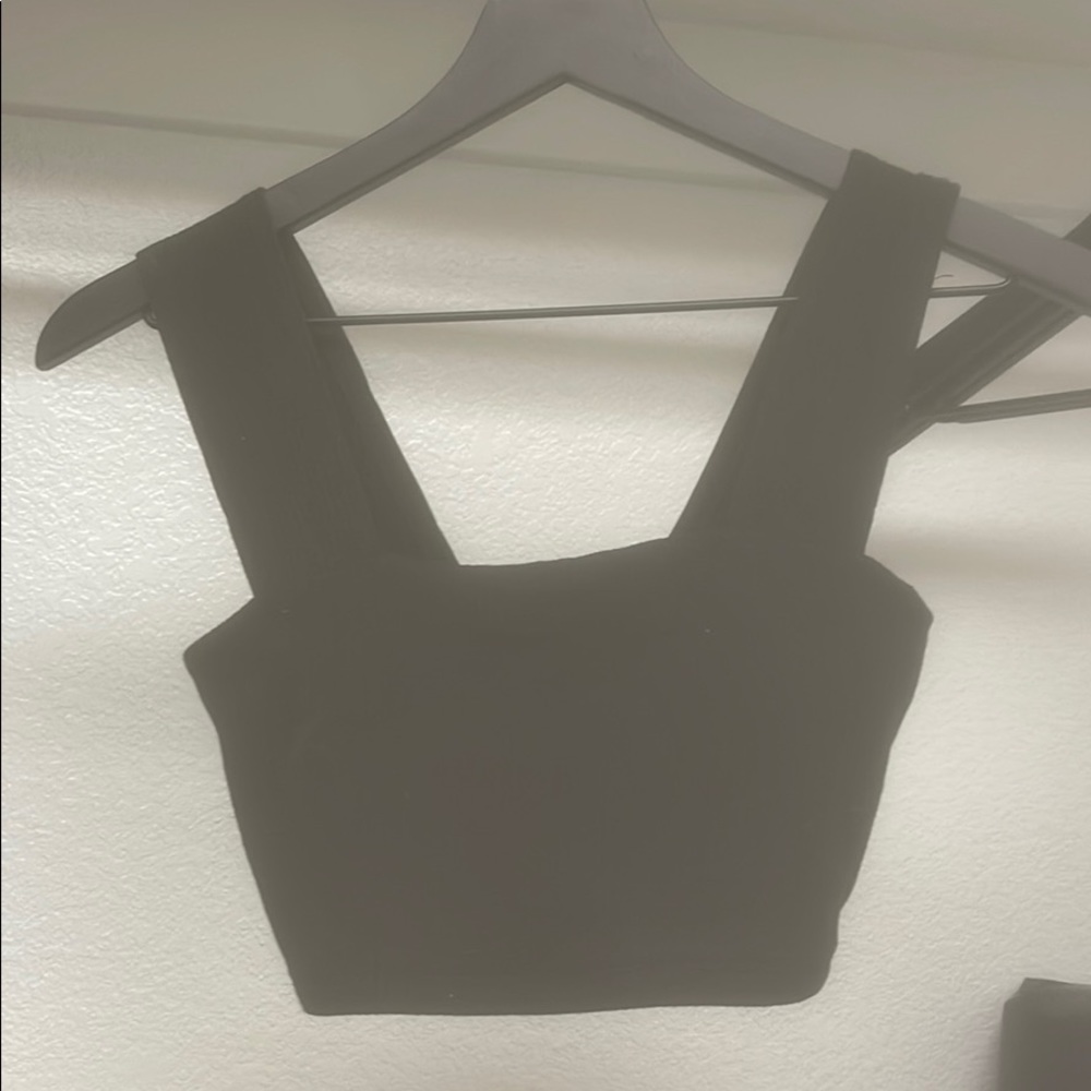 Black cropped ribbed basic staple tank